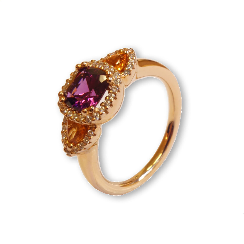 Rosé golden ring with grenade and diamonds