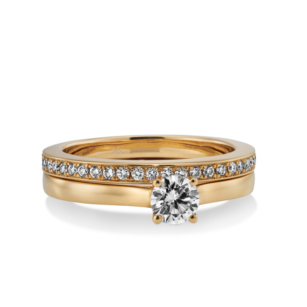 Rosé golden ring with diamonds