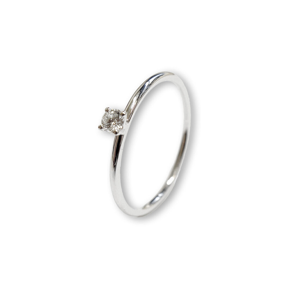 White golden solitaire ring with diamond
