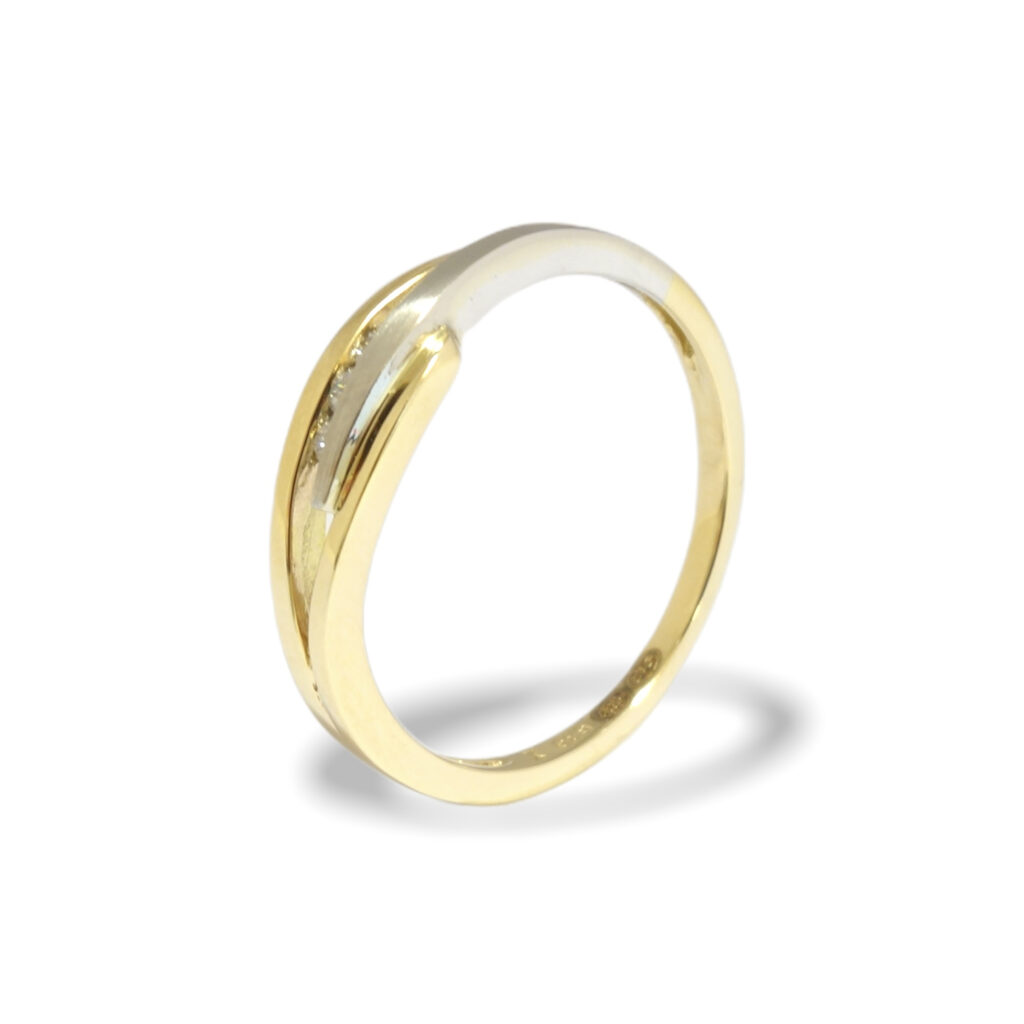 Bicolor ring with three diamonds