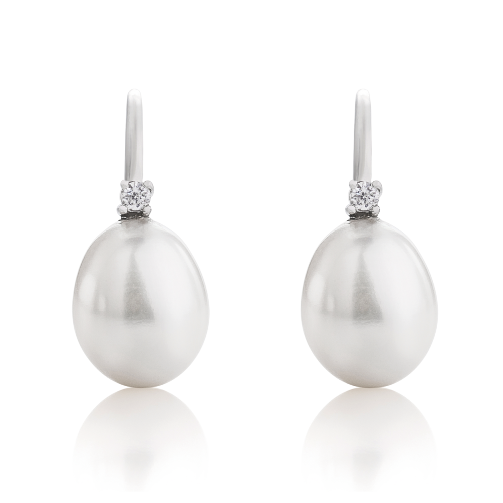 White golden earrings with pearls and diamonds