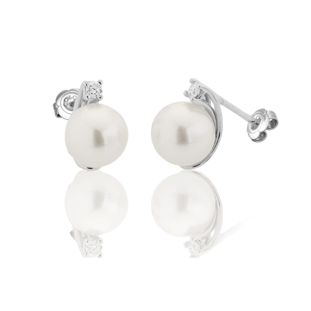 Pearl earstuds with white gold and diamonds