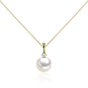 Pearl pendant with gold and diamond