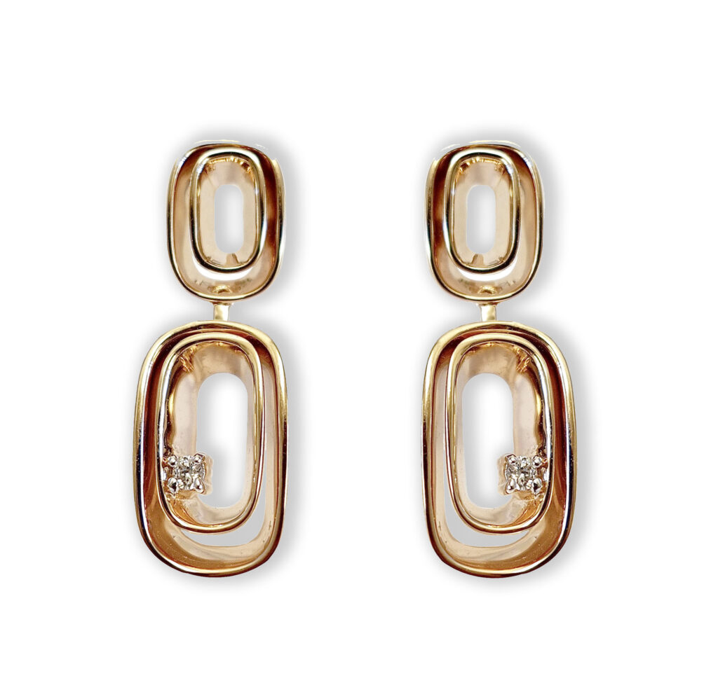 Rosé golden earrings with diamonds