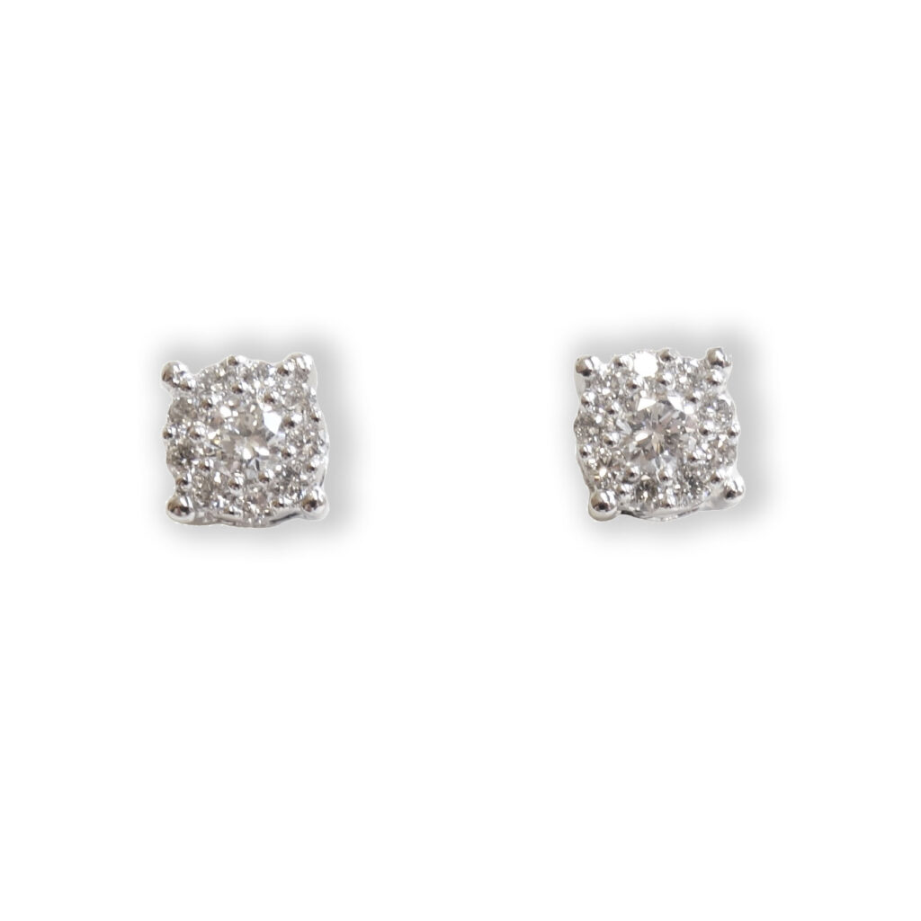 White golden pavé earstuds with diamonds