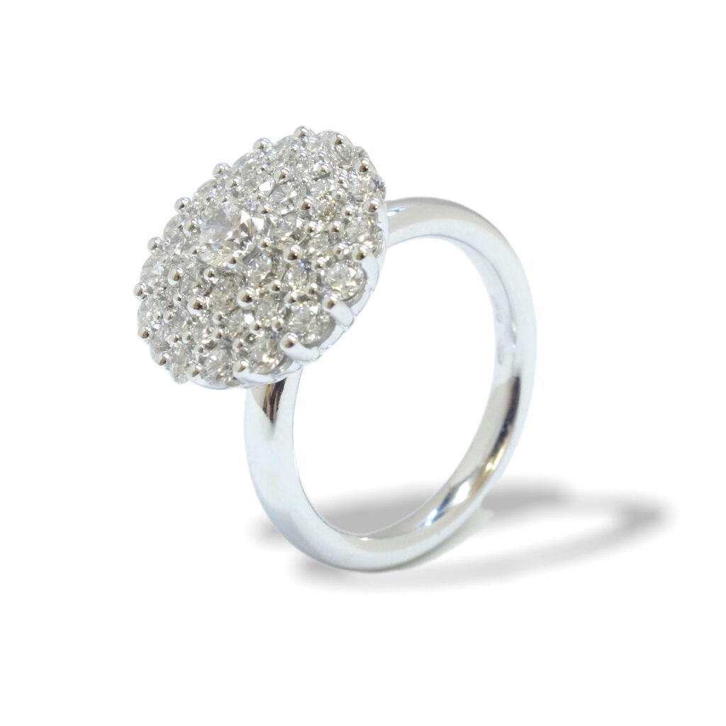 White golden pavé ring with diamonds