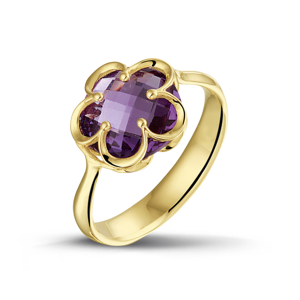 Yellow golden ring with amethist flower