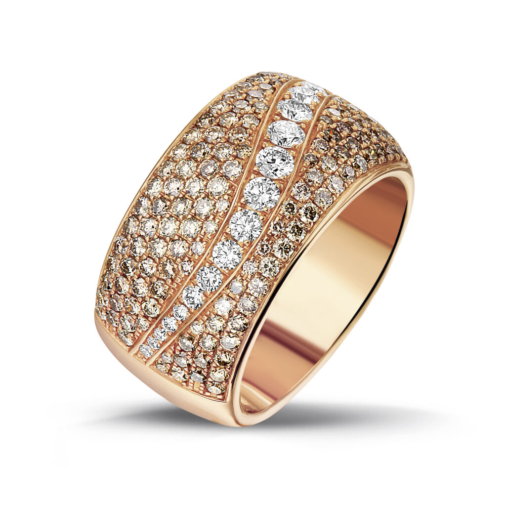 Rosé golden ring with champagne and white diamonds